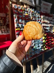 fotografia di una sfogliatella napoletana a san gregorio armeno 