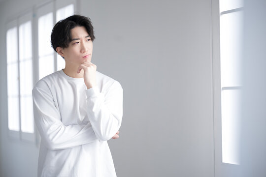 考え事をする若いハンサムな男性の横顔