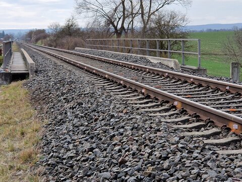Eingleisige Eisenbahnstrecke mit Br&uuml;cke