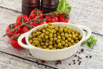 Canned sweet green peas conserve