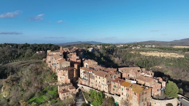 Il borgo medievale di Monteleone d'Orvieto in Umbria, Terni, Italia.
Vista panoramica dell'antico borgo, meta turistica di stranieri e villeggianti.