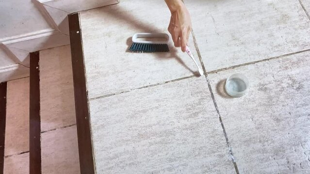 DIY - Cleaning old tile grout