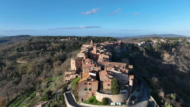 Il borgo medievale di Monteleone d'Orvieto in Umbria, Terni, Italia.
Vista panoramica dell'antico borgo, meta turistica di stranieri e villeggianti.