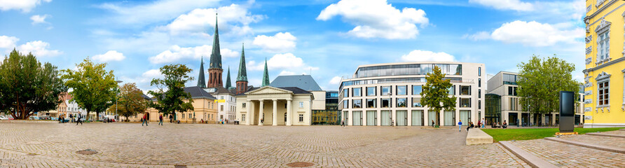 Oldenburg, city centre at Schlossplatz with St. Lambert's Church - Innenstadt am Schlossplatz mit St. Lambertikirche - obrazy, fototapety, plakaty