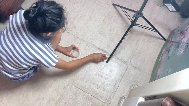 DIY - Cleaning old tile grout