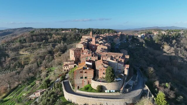 Il borgo medievale di Monteleone d'Orvieto in Umbria, Terni, Italia.
Vista panoramica dell'antico borgo, meta turistica di stranieri e villeggianti.
