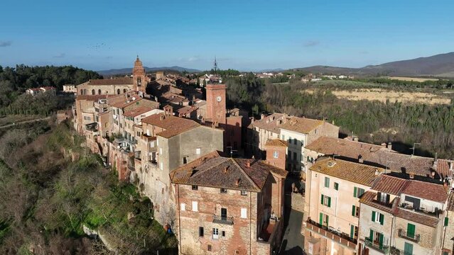 Il borgo medievale di Monteleone d'Orvieto in Umbria, Terni, Italia.
Vista panoramica dell'antico borgo, meta turistica di stranieri e villeggianti.