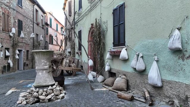 Tipico Vicolo di un borgo medievale dell'Umbia. Monteleone d'Orvieto, Terni, Italia.
Gli attrezzi agricoli fuori il portone di antico borgo rurale Italiano.