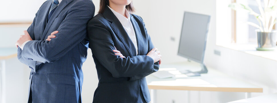 笑顔の新人ビジネスパーソン