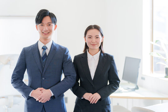 笑顔の新人ビジネスパーソン