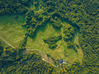 Lot nad Bacówką nad Wierchomlą jesienią. Krajobraz jesienny.