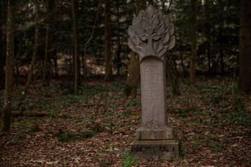 Denkmal in Bad Füssing, der Text: Gott schütze unseren Wald