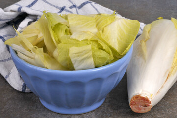 Bol d'endives coupées en gros plan