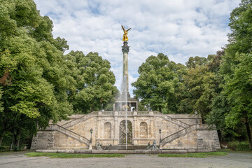 Obraz premium golden peace angel Friedensengel in Muenchen City Statue Munich fountain
