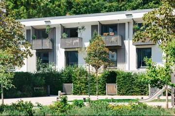 Rugzak Landscape design and Improvement of Residential Apartment Building with Modern Exterior Facade and Green Hedge of Patio Garden. Modern Landscaping of Multifamily Low-rise Housing. © Maryana
