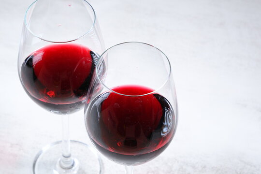 赤ワインが注がれたふたつのワイングラスで乾杯のイメージ

