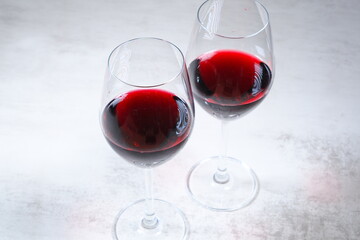 赤ワインが注がれたふたつのワイングラスで乾杯のイメージ
