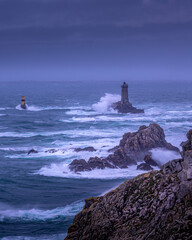 Paysage marin de la pointe du Raz en Bretagne en hiver par temps de tempête