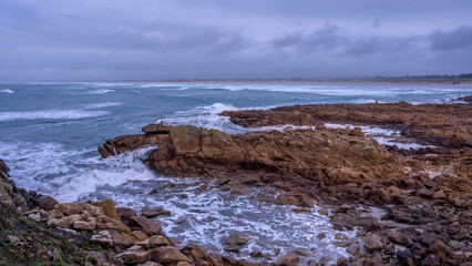 Paysage marin de la côte de Bretagne autour de la pointe de La Torche en hiver par temps de tempête dans le Finistère