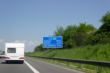 Entfernungsschild auf Autobahn A1, hinter der Auffahrt 64, Vechta in Richtung Bremen