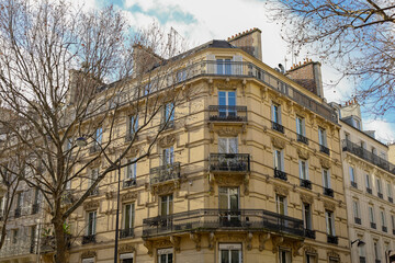 Fototapeta premium typical parisians building facade , haussmannian style , 2nd arrondissement