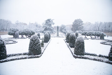 Parque en la ciudad de 
Madrid nevando