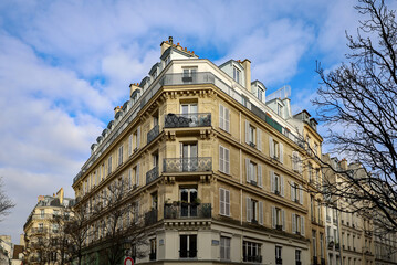 typical parisians building facade , haussmannian style  ,  1st arrondissement - obrazy, fototapety, plakaty