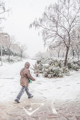 Persona caminando en la ciudad de 
Madrid nevando