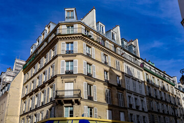 Fototapeta na wymiar typical parisians building facade , haussmannian style 4th arrondissement