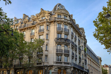 Fototapeta na wymiar typical parisians building facade , haussmannian style 15th arrondissement