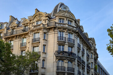 Fototapeta na wymiar typical parisians building facade , haussmannian style 15th arrondissement