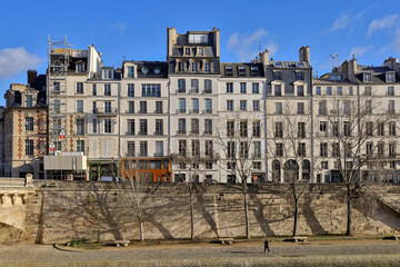 Fototapeta premium typical parisians building facade , haussmannian style , Seine river embankments