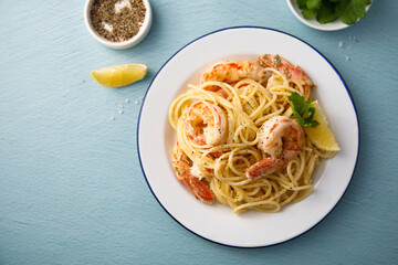 Spaghetti with shrimps and lemon