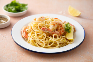 Spaghetti with shrimps and lemon