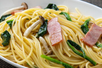 ほうれん草とベーコンときのこのパスタ。
