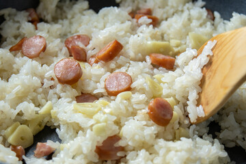 ガーリックライス(ウインナー入り)、調理シーン。
