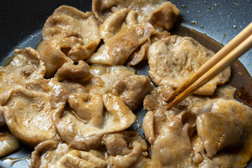 豚肉の生姜焼き、調理シーン。
