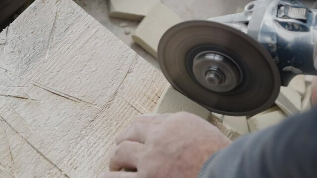 Wandfliesen werden mit Flex geschnitten