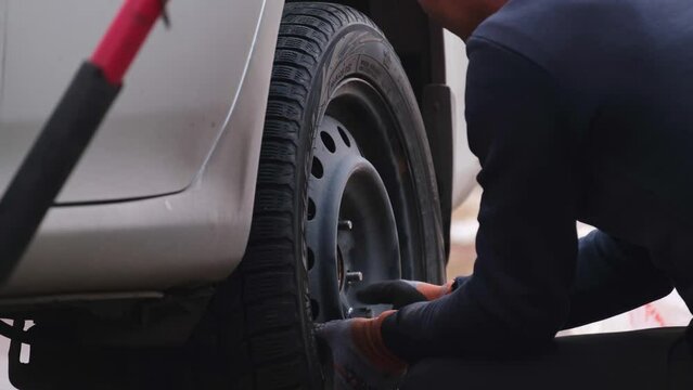 Disassembly and installation of the tire on the disc of the car. Replacement of tires according to the season at the car service.