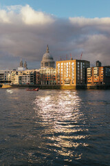 Obraz premium buildings on the river