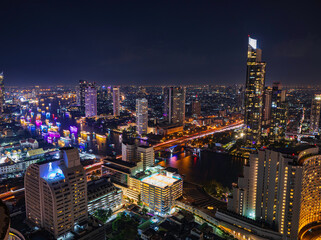 Naklejka premium Beautiful cityscape Bangkok river boat business district and residential. In the twilight,