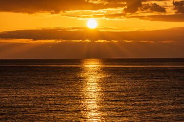 海を照らす夕陽
