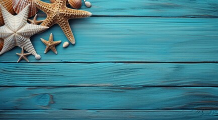 Divers coquillages et étoiles de mer sur un fond bleu en bois - obrazy, fototapety, plakaty