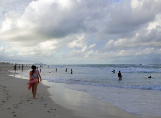 Une femme non identifiée sur la plage de Punta Cana. - 703345067