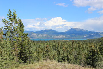 Vue sur le Lac Laberge dans le Yukon