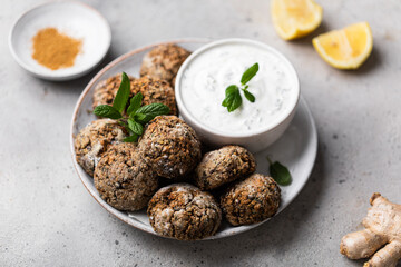 boulettes végétales aux lentilles et menthe fait maison avec sauce au yaourt et citron