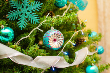 Fondo con tematica navideña de un árbol decorado 