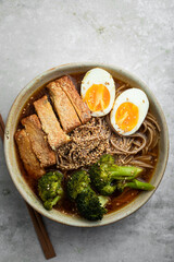 soupe de ramen oeufs mollets et tofu grillé, brocolis et sésame