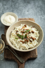 Risotto fait maison crémeux aux champignons et sauge