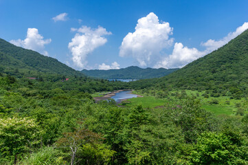赤城山鳥居峠から望む覚満淵と大沼